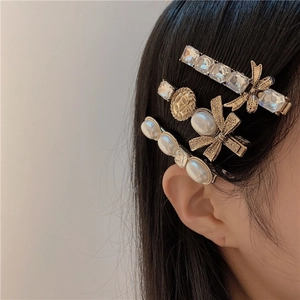 Set di fermagli per capelli vintage con perle e cristalli indossati da una modella
