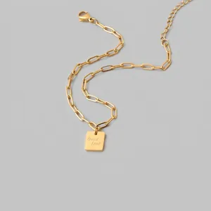 Minimalistische goldene Büroklammerkette Fußkettchen mit quadratischem Glücksbringer