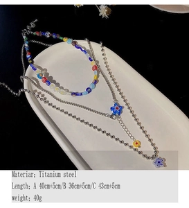 Ensemble de colliers à trois rangs en acier titane avec perles et fleurs en verre