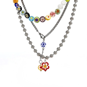 Collier multicouche avec fleurs en verre arc-en-ciel et chaîne à billes argentée