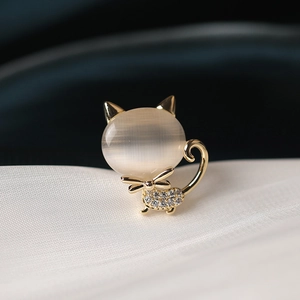 Mignonne Broche en Forme de Chat en Cuivre avec Pierre Œil de Chat Synthétique Épingle de Décolleté Anti Éblouissement Plaqué Or Bijoux Cadeau