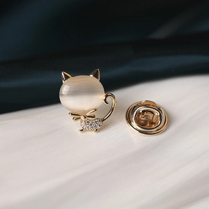 Élégante broche en forme de chat avec pierre œil-de-chat synthétique et dorure fine