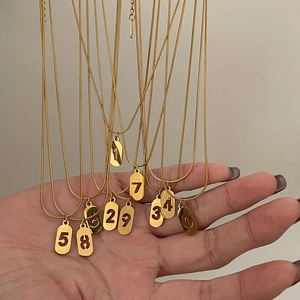Collier Pendentif Numéro Chanceux Titane Acier Inoxydable Ajouré Chaîne Serpent Bijoux Minimalistes Cadeau Pour Femmes