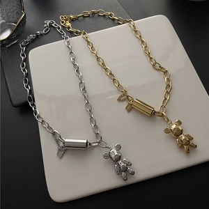 Collier avec pendentif ours mécanique en or et argent avec détail de badge Lucky