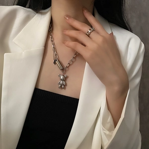 Ensemble collier avec pendentif ours et bague chaîne en argent poli sur mannequin