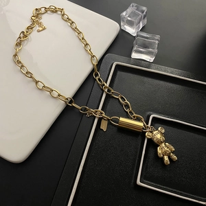 Collier avec pendentif ours doré de style rétro avec lettres gravées sur une grosse chaîne