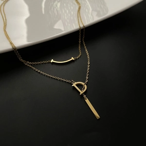 Collier double rang doré avec pendentif lettre D et breloque en forme de sourire