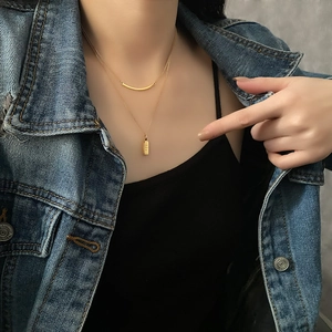 Collana minimalista a doppio strato in acciaio al titanio oro con ciondolo a targa