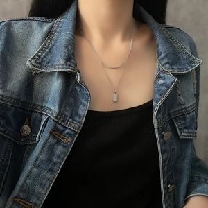 Collana a doppio strato in acciaio al titanio argento con pendente rettangolare e barra