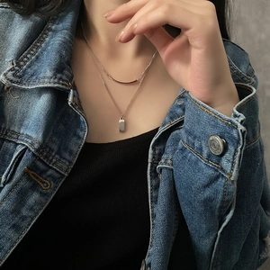 Collana a doppio strato in acciaio inossidabile argento con pendente Lovely su un modello