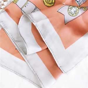 Carré de soie rose orangé avec imprimé médaillon vintage et bordures fines cousues