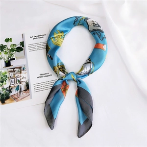 Détail d'un foulard carré en soie avec imprimés équestres vintage et bordures bleues