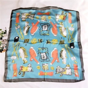 Détail d'un carré de soie bleu avec médailles militaires vintage et motifs équestres