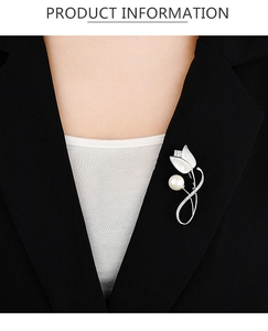 Nahaufnahme der eleganten Tulpenbrosche mit weißer Perle am schwarzen Revers