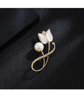 Detail einer Tulpenbrosche mit Perle, Perlmutt und Goldbeschichtung im Luxusstil