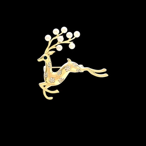 Spilla renna dorata elegante con cristalli scintillanti e perle bianche su sfondo nero