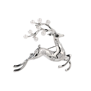 Elegante spilla a forma di alce argento con perle bianche e fiori di cristallo su sfondo bianco