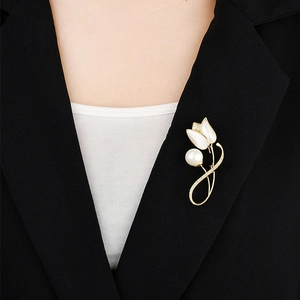Eleganter Tulpen Brosche Für Damen Vergoldete Blume Mit Perlmutt Und Großer Künstliche Perle Zirkonia Besetzt Schmuck