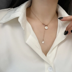 Collier gland en acier titane avec pendentifs souriants plaqué or 18 carats femme