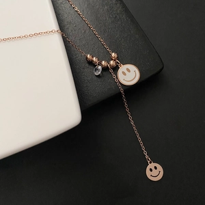 Collier Y minimaliste en or rose avec breloque smiley en émail blanc et zircone cubique