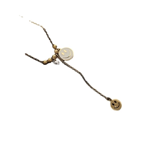 Collier minimaliste en acier titane doré avec deux visages souriants et cœur en zircone