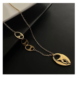 Gros plan détaillé d'un collier chaîne groin de porc doré avec pendentif gravé Lucky