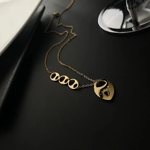Collier en acier titane doré avec pendentif cadenas cœur LUCKY et maillons groin