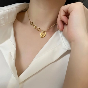 Collier style vintage français avec pendentif cadenas coeur et gravure LUCK