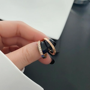Two-piece titanium steel ring set with Roman numerals and cubic zirconia in rose gold
