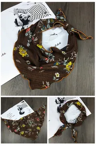 Vue détaillée d'un foulard en soie marron avec motifs floraux et texture à chevrons