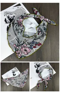 Détail du foulard triangle à motif pied-de-poule fleuri et bordure cousue en vert
