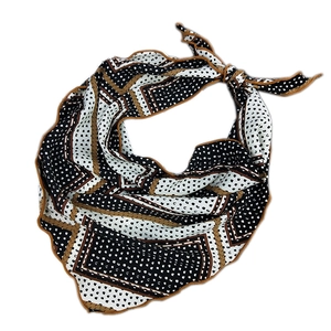 Foulard triangulaire avec pois et motifs géométriques en noir, blanc et marron