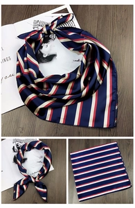 Detailansichten eines 70cm Satin-Quadrat-Schals mit klassischen rot-weiß-blauen Streifen