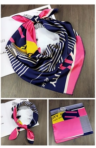 Makro-Detail von marineblauem und rosa geometrischem Satin-Seidentuch mit Streifen