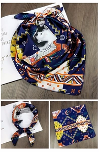 Detail eines 70cm Satins-Vierecktuchs mit geometrischen Mustern und Boho-Mustern