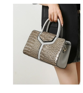 Détail de la texture cuir crocodile et couture en Y sur le sac à main taupe chic
