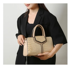 Détail du sac à main beige à motif crocodile avec texture matelassée en Y pour femme