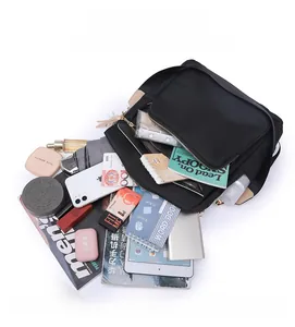 Vue à plat du sac à dos en nylon noir montrant sa grande capacité pour l'iPad Mini