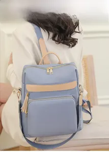 Sac à dos en nylon bleu clair avec détails en cuir beige et fermetures éclair dorées