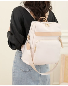 Vue arrière d'un mannequin portant un sac à dos minimaliste beige grande capacité