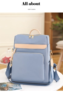 Gros plan d'un sac à dos bleu clair avec détails en cuir sur une table blanche à la maison