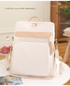 Détail du sac à dos crème élégant avec garniture en cuir kaki et ornement de gland chic
