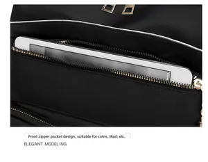 Détail de la poche avant zippée montrant la capacité de rangement pour une tablette