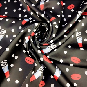 Seidiges quadratisches Halstuch in Schwarz mit weißen Punkten und Lippenstift-Muster