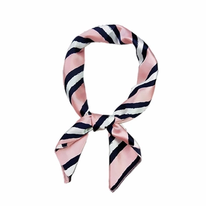 Seidiges quadratisches Halstuch mit rosa und marineblauen Streifen in geknoteter Optik