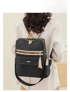 Détail d'un sac à dos décontracté avec décor à franges et bretelles en cuir contrasté