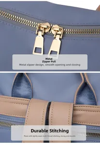 Détail du sac à dos en nylon bleu avec doubles fermetures éclair dorées et coutures