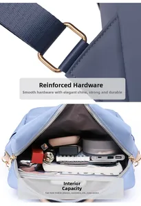 Détails du sac à dos bleu clair montrant les boucles dorées et le grand espace intérieur