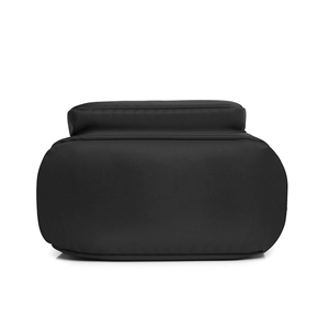 Vue de dessous du sac à dos noir minimaliste en nylon avec design de base robuste