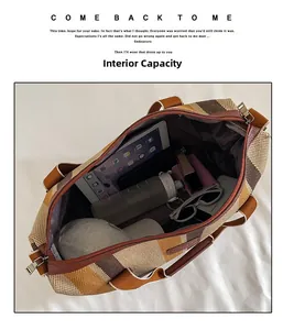 Interne capaciteit van grote gestreepte canvas tas met tablet en benodigdheden